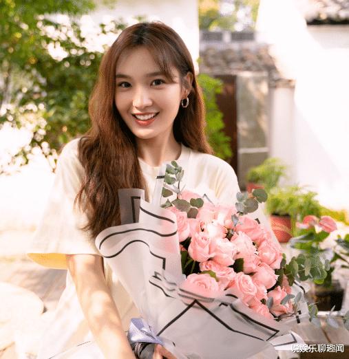 漂亮女孩扮精灵