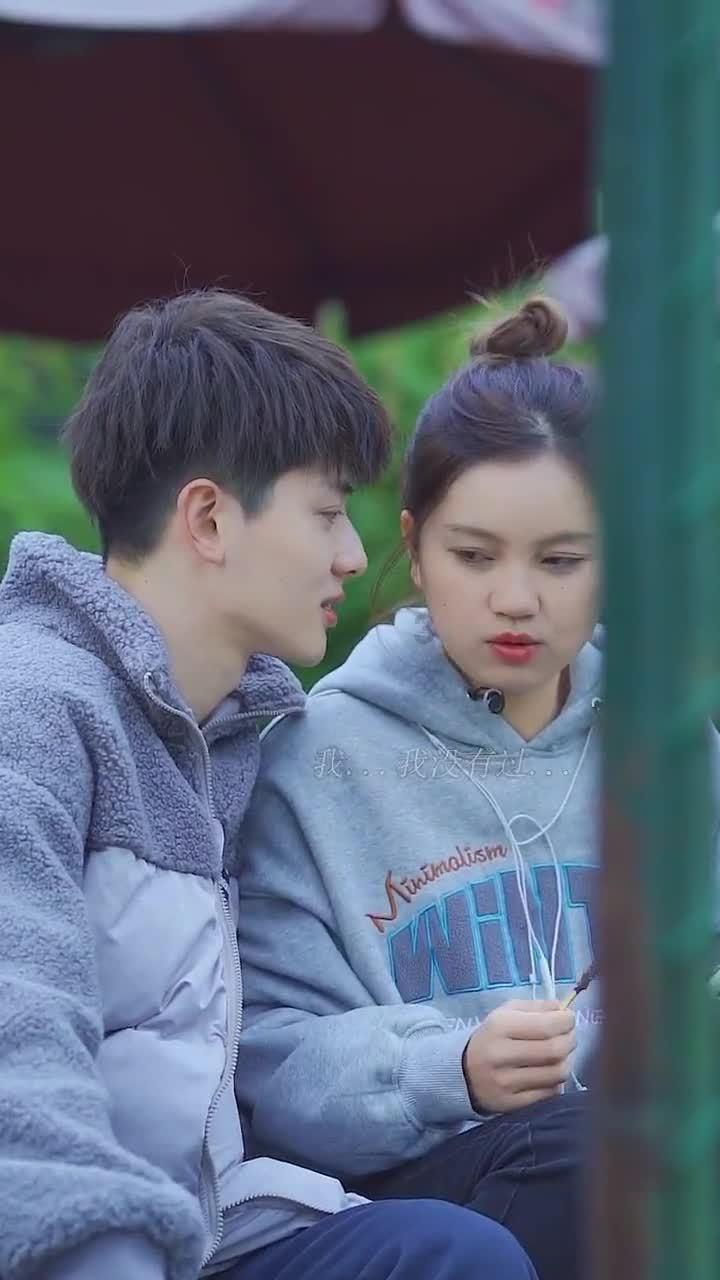 假如现在是2029年，11岁男孩给4岁女孩按摩脚，说明什么